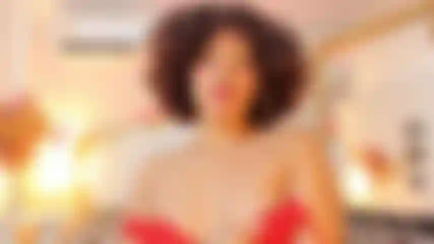 Chevauchant ta bite rose.