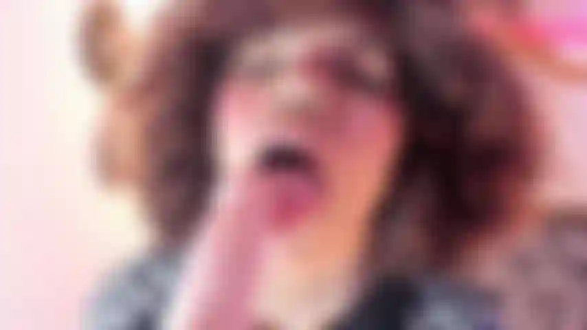 Délicieuse pipe... Jusqu'à jouir dans sa bouche.