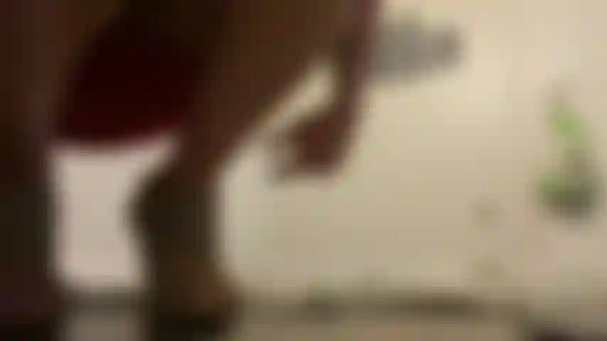 Robe rouge et talons hauts.