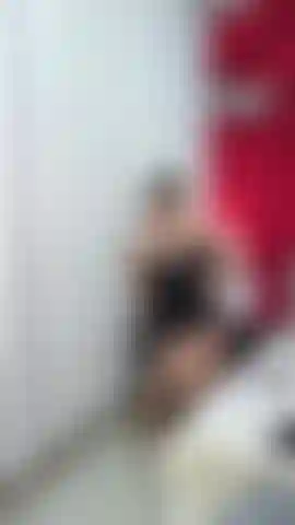 Avec des talons, de la lingerie fine et un regard dangereux... Aujourd'hui je suis ta faiblesse. Ne t'attends pas à des mouvements vulgaires : c'est moi qui commande ici, avec classe, rythme et beaucoup, beaucoup de malice.