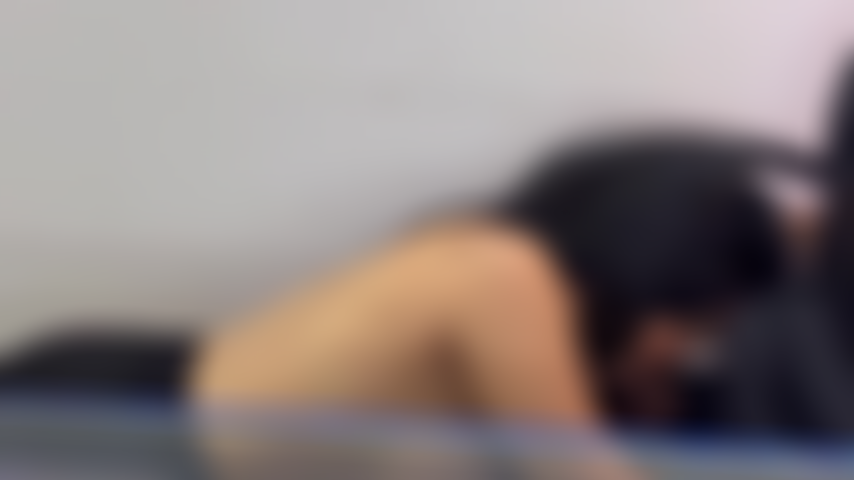 La secrétaire suce sous la table puis baise.