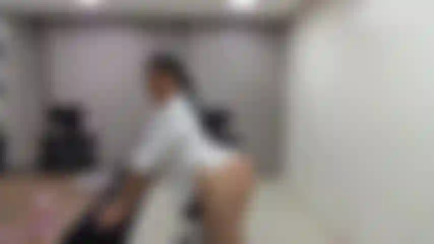 Je donne une fessée très dure jusqu'à ce que les fesses soient rouges.