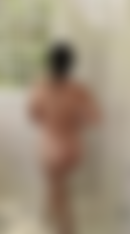 L'eau tombe lentement, coulant le long de chaque courbe de mon corps, chaude, comme tes pensées. Chaque goutte qui touche ma peau m'excite davantage et tu vas tout voir. Aujourd'hui il n'y a pas de limites.