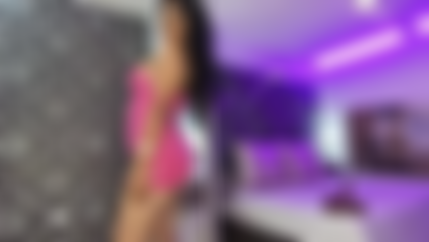 Une latine sensuelle qui fait de la pole dance.