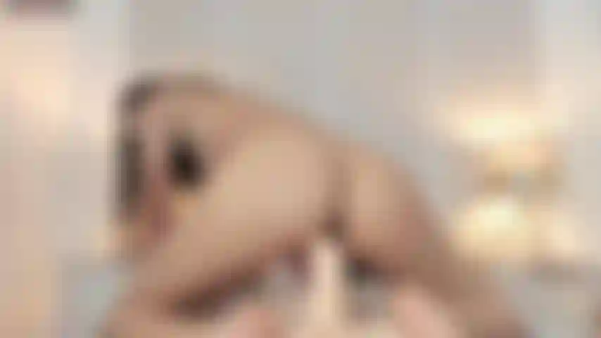 Vois-moi maintenant chevaucher une bite dure jusqu'à jouir.