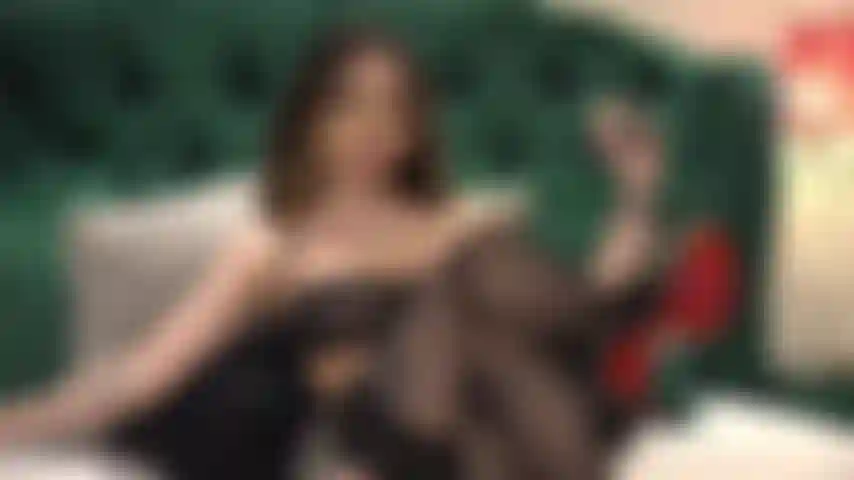 Dorlote et masse mes semelles lisses et précieuses avec une lotion et je te laisserai branler pour elles !