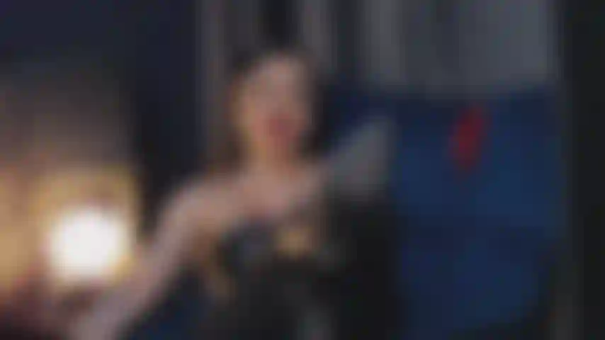 Branlez les instructions tout en adorant mes bottes stilleto en cuir.