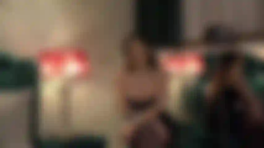 Ta vraie déesse va humilier ta bite inutile et te faire vénérer sa perfection.