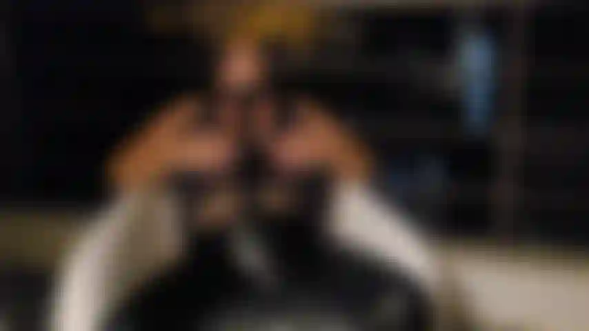 Satisfyer sur un balcon d'hôtel.