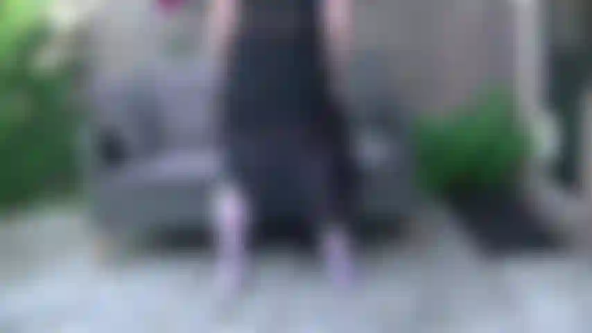 Des bas blancs sur le canapé.