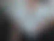 Habillée en secrétaire, twerk, joue avec la chatte dans les hauts de cuisse.