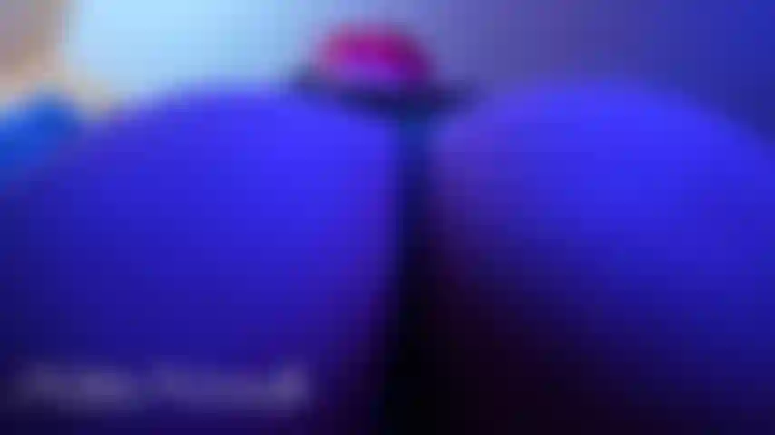 Un cul et un visage assis pov.