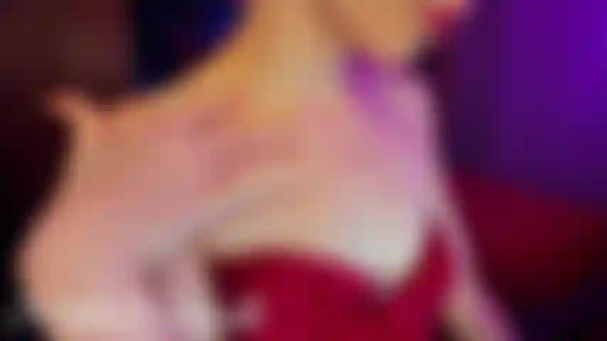 Adoration du cou et de la poitrine - après la douche (pas de son).