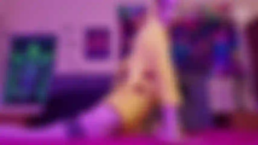 Qui s'étire en costume.