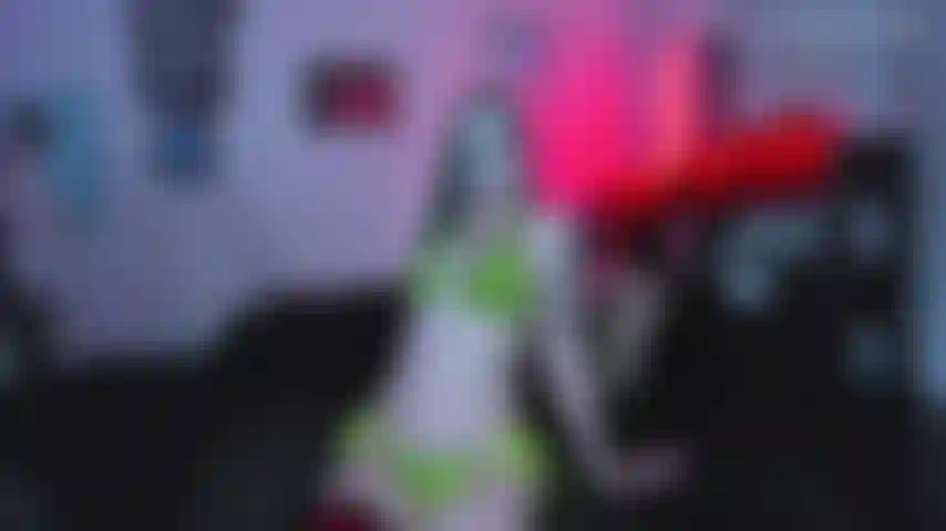 Nouveau bikini, tease de branlette.