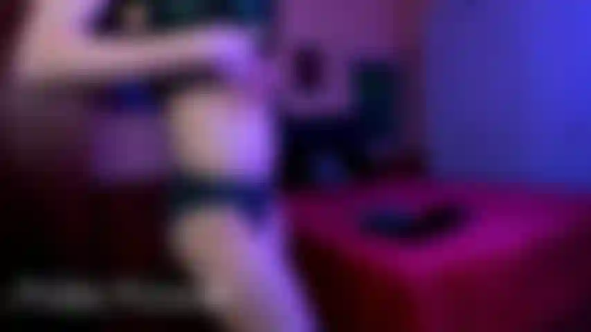 2022 - 8 Essayage de nouvelles culottes (pip) (pas d'audio).