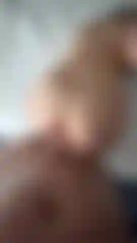 Je n'arrête pas de gémir en me faisant baiser l'anus dans une chambre d'hôtel.