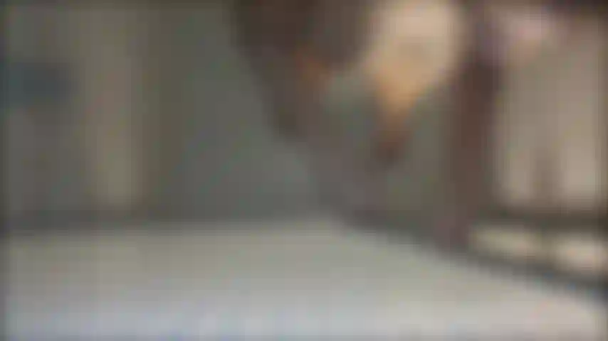 Tu m'espionnes pendant la douche ? Je prends une douche chaude entièrement nue, les pieds, la mousse taquine.