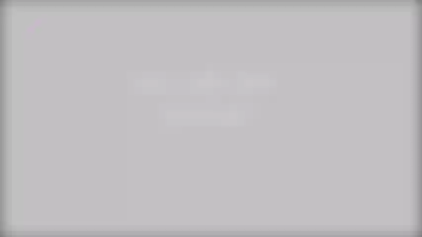 Laissez-vous hypnotiser par mes pieds mouillés qui éclaboussent dans l'eau !