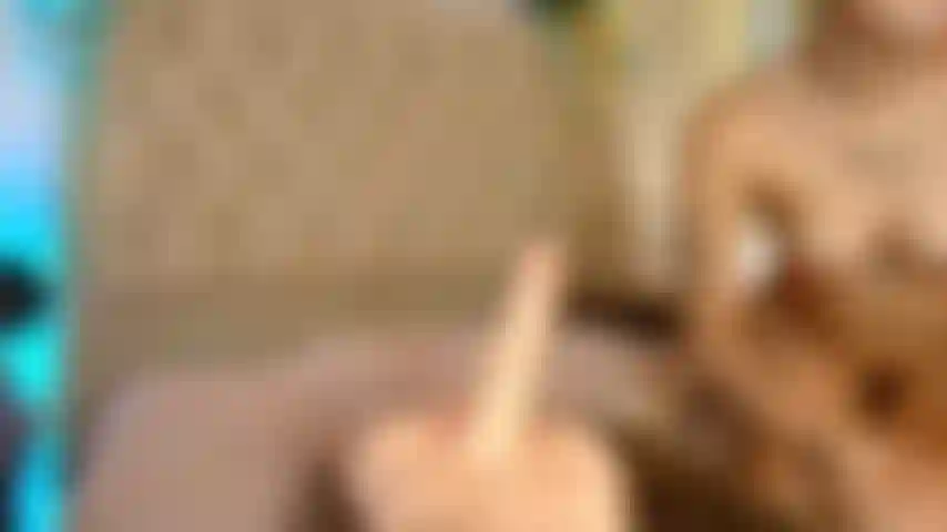 Je baise ma gorge et ma chatte.