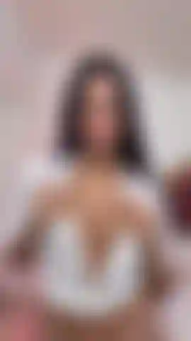 Caresse mes seins sexy.