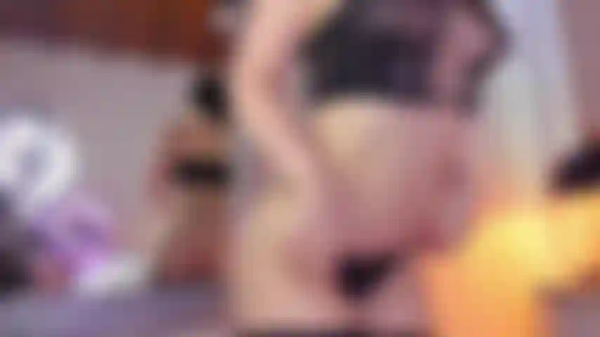 Cowgirl inversée devant un miroir.