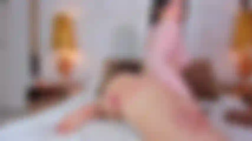 Je m'accroupis sur ma grosse bite noire.
