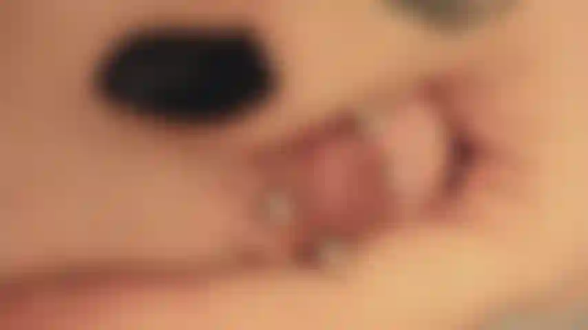 2022 Jeu de mamelon silencieux, piercing croisé.