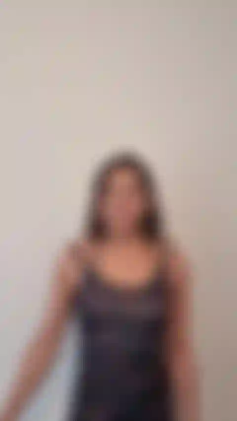 Biceps fléchissant.... Un clip rapide d'une minute de moi montrant mes forts biceps, en silence, dans mes "vêtements de sport" (j'ai oublié de mettre un pantalon, pour que vous puissiez profiter d'une vue de mes fesses aussi !).