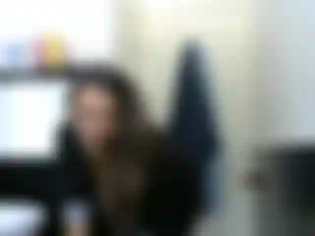 " Me rase et je joue en gros plan" ... Une fille rentre du shopping, fait un petit spectacle et raconte, puis continue à se raser depuis l'évier, puis ne peut résister mais joue avec son soyeux chatte lisse... Plus d'action en gros plan !