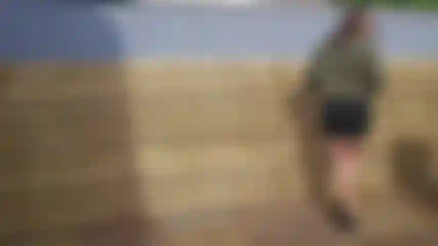 Une étudiante fumeuse. Une étudiante au comportement répréhensible se fait prendre en train de fumer derrière les abris à vélos. Que peut-elle faire pour dissuader monsieur d'appeler ses parents ? ;).