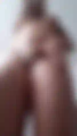 D'en bas gros plan cum 'téléphone sur le sol, debout au-dessus, je joue avec moi-même jusqu'à ce que je jouisse.