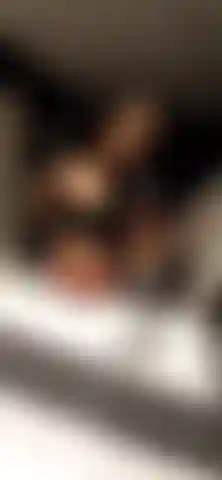 Je transpire et je me contracte après l'entraînement - après l'entraînement, je contracte mes muscles, je transpire naturellement dans mon corps et je renifle mes aisselles.