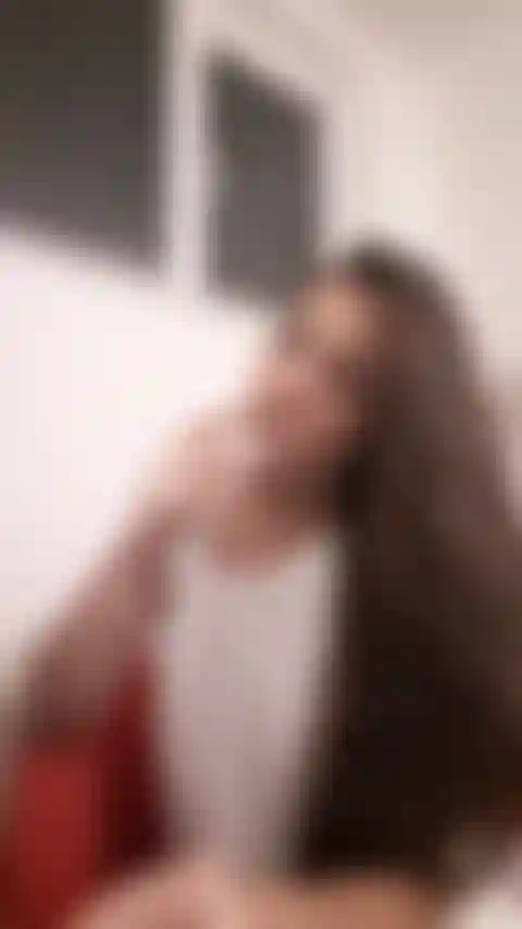 Cendrier pov-fumant une cigarette dans une robe blanche sans soutien-gorge en dessous (du point de vue du cendrier).