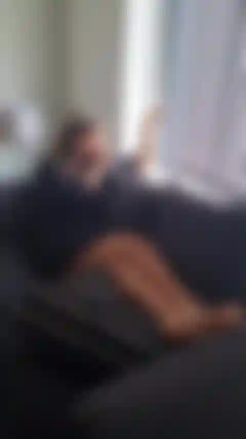 Je fume et je suis une voisine curieuse (entre deux concerts, je mets mon peignoir, allume une cigarette et regarde le monde passer !).