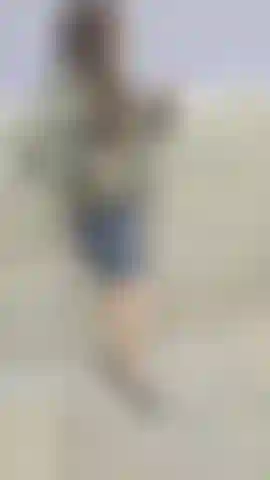 Une étudiante fumeuse vous séduit - NortyNorthener est de retour derrière les hangars dans la série 'norty student', fumant et incarnant à la perfection la petite rebelle coquine. Elle convainc celui qui lui plaît de sécher les cours et de rentrer à la maison pour une leçon privée de plaisir. Admirez ses seins fermes et sa peau dorée et lisse mis en valeur tandis qu'elle vous guide à travers de délicieuses premières fois. Ce pov fétiche de la cigarette est pure séduction et taquinerie brute et non scénarisée.