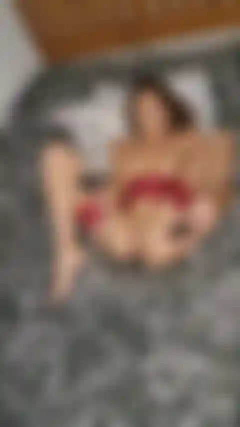 Plug anal gonflable en lingerie rouge, les pieds en l'air, je gonfle progressivement mon plug anal, j'utilise ma baguette et je me baise avec un gode jusqu'à ce que je jouisse fort et si crémeux. Mon visage ne peut cacher les émotions de mon expérience !