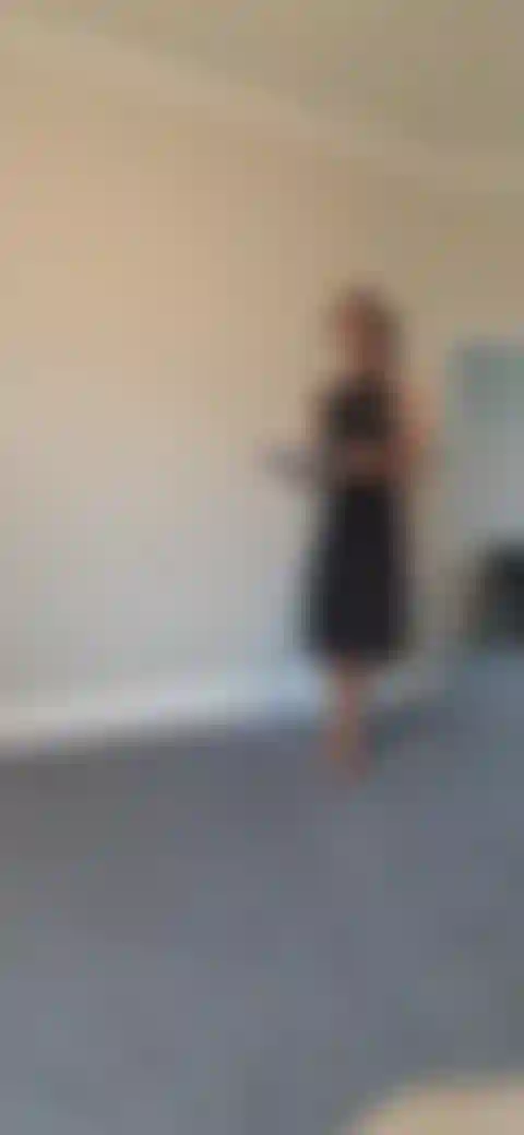 La femme de norty baise le patron... Une secrétaire loufoque (qui est mariée), se fait surprendre par les avances de son patron... Elle aime son mari mais elle ne peut s'empêcher de se déshabiller et baiser son patron juste là dans son siège.