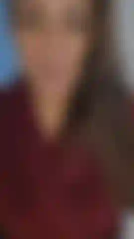 Du linge sale après le concours de costumes - je suis encore tout excitée par le concours de costumes... Regardez-moi m'approcher et renifler tout mon linge sale dans le panier, en essayant aussi quelques tenues.