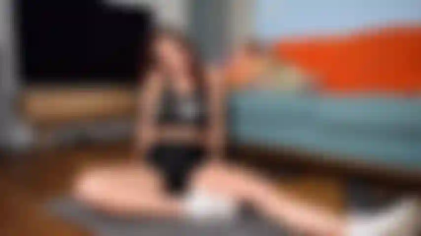 Je t'ai surpris en train d'espionner : sucer et lécher mes orteils et mes pieds.