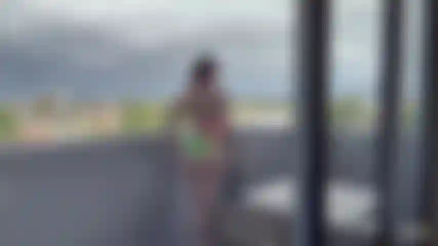 Step bro "tu aimes mon bikini ou pas?".