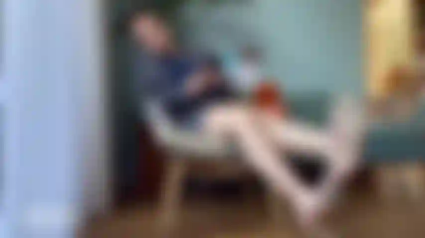 Femme d'affaires détendue et distraite, talon haut pendant.