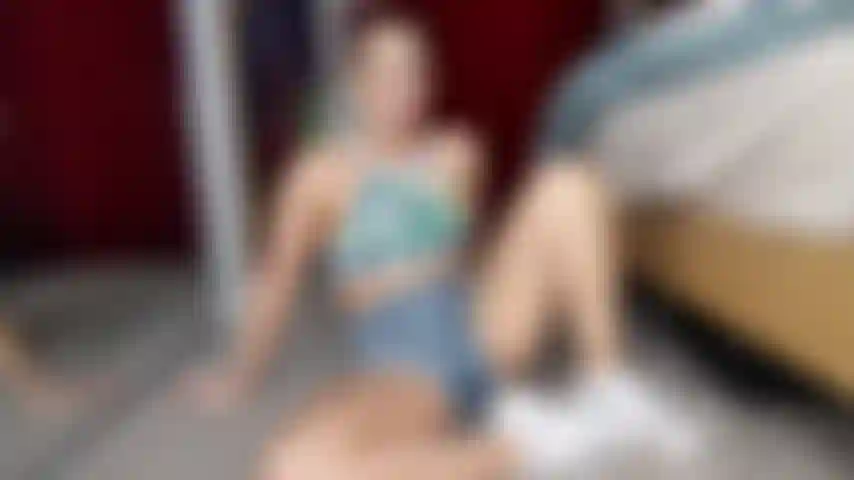 Footjob en pov pendant que je joue avec ma chatte.