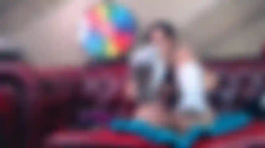 Des bas et des chaussettes, des propos cochons et une baise avec un gode.