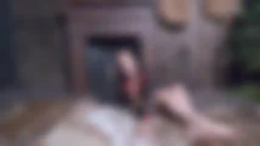 Je me branle devant la cheminée.