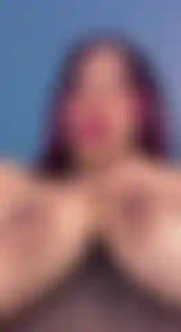 J'aimerais que tu suces mes seins laiteux.