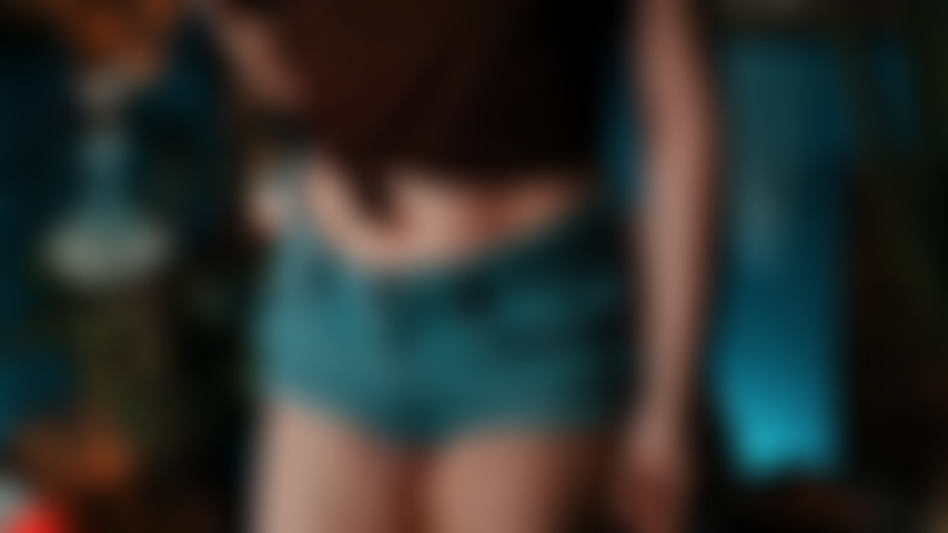 Un cul dans un short en jean moulant.