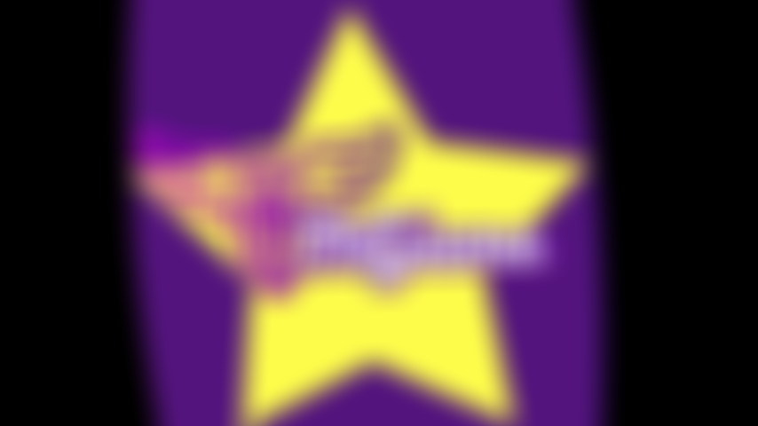 Écartant mes fesses et vous montrant mon joli trou brun