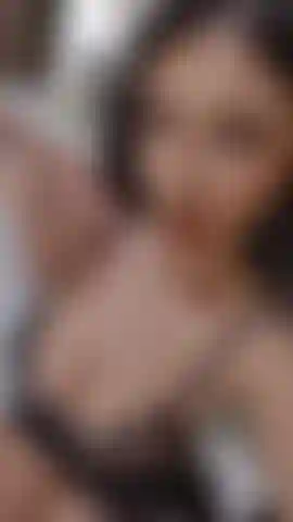 Huile mes gros seins hirsutes.