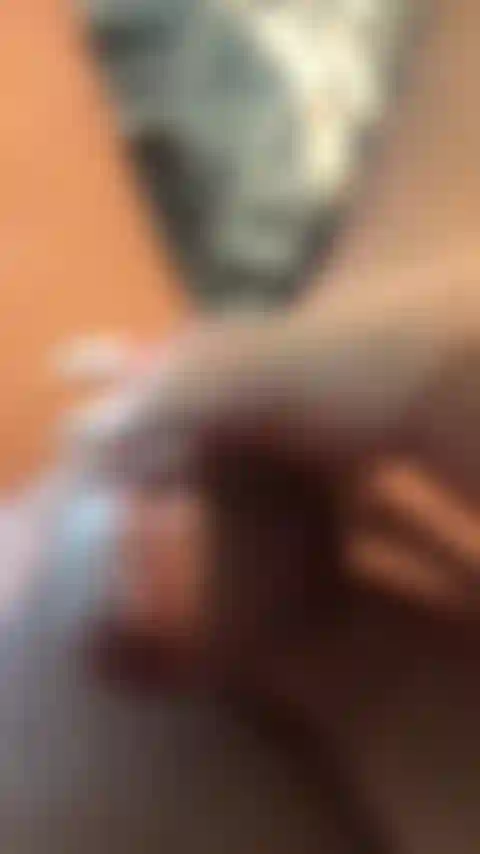 Liv joue avec son petit clitoris.